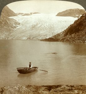 Stroom van vast ijs Hardanger gletsjer en meer waar het smelt, Noorwegen, ca. 1905
