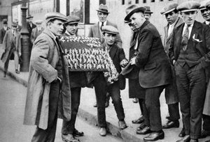 Straatverkoper die voetbalartikelen verkoopt in Kings Cross, Londen, 1911-1927 door Unbekannt