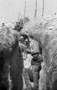 Brancarddragers in een loopgraaf, ten zuiden van Cornillet, Eerste Wereldoorlog, 20 mei 1917 door Unbekannt