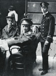 Onderluitenant Prins Albert schenkt thee aan gewonde soldaten in Buckingham Palace, 1916