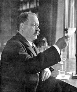 Svante Arrhenius, Zweedse natuurkundige en chemicus in zijn laboratorium, 1909 door Unbekannt