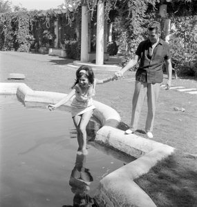 De actrice Laya Raki met de acteur Ron Randell op het Lido van Venetië - 1961 door Unbekannt