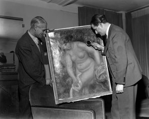 De Kunstcriticus Berenheim in Parijs. Hij bewondert een schilderij van Renoir met een vergrootglas - 1948