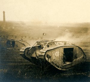 Tank in beweging, ca. 1914-1918