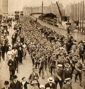 Territorials van Zomerkamp - Terriers marcheren gemakkelijk over Westminster Bridge, 1914-1918