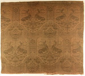 Textielfragment met liggende herten, adelaars, wolken en zonnestralen, Italiaans, 1390s