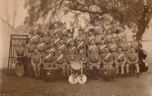 Het Bataljonsorkest van het Eerste Bataljon, Het Queens Own Royal West Kent Regiment. Poona, India, 1 door Unbekannt