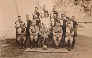 Het bataljon voetbalteam van het eerste bataljon, The Queens Own Royal West Kent Regiment. Poona