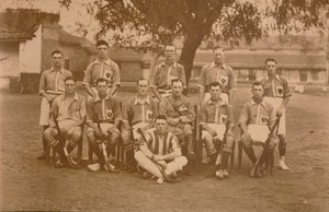 Het bataljon hockeyteam van het Eerste Bataljon, The Queens Own Royal West Kent Regiment. Poona door Unbekannt