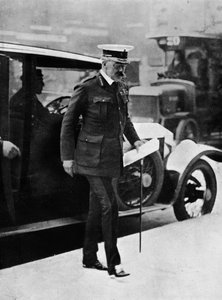 De kabinetscrisis: Lord Kitchener arriveert bij het Ministerie van Oorlog, 1915 door Unbekannt