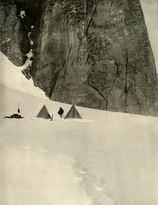 Het kamp onder de granieten pilaar, een halve mijl van het lagere gletsjerdepot...27 januari 1909 door Unbekannt