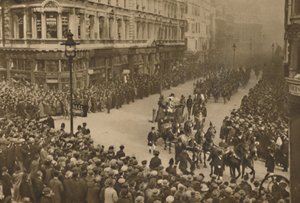 De City Lines Queen Victoria Street om de nieuwe Lord Mayor en zijn processie te bekijken, ca. 1935 door Unbekannt