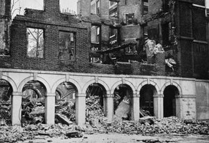 De Kloosters in de Tempel na te zijn Verwoest door Brand, 1941 door Unbekannt