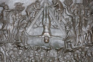 De Kruisiging van Sint-Pieter - (detail) van een portaal - Voordeur van Sint-Pietersbasiliek, Rome, Italië door Unbekannt