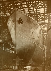 De Cunard Aurania 14.000 ton op de stocks in Newcastle-On-Tyne, ca. 1930 door Unbekannt