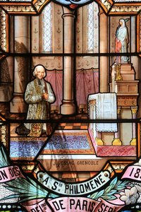 De Pastoor van Ars. Jean-Baptiste-Marie Vianney. Sint-Jan Vianney. Glas-in-loodraam. Heiligdom van Onze-Lieve-Vrouw van La Salette, La Salette-Fallavaux, Frankrijk