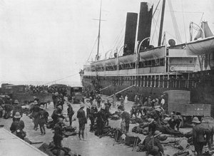 De Dardanellen Expeditieleger vertrekt: Een transport laadt in Alexandrië, 1915