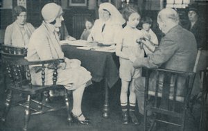 De dokter luistert naar het hart van een kind, ca. 1935 door Unbekannt