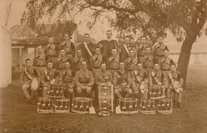 De Trommels en Trompetten van het Eerste Bataljon, Het Koninklijke West Kent Regiment. Poona, India door Unbekannt