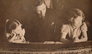 De hertog van York en prinsessen Elizabeth en Margaret bij de pantomime, 6 februari 1935 door Unbekannt