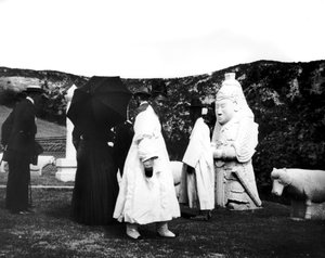 De keizer van Japan bezoekt een graf, Korea, 1900 door Unbekannt