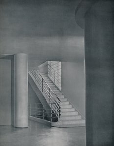 De entreehal en trap, 1942 door Unbekannt