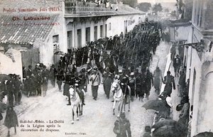 Het Vreemdelingenlegioen paradeert door de straten van Sidi Bel Abbes, Algerije, 1906 door Unbekannt