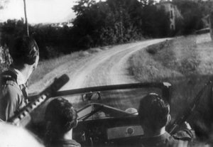 De Italiaanse verzetsbeweging: gewapende partizanen op een jeep, Langhe, Piëmont, Italië