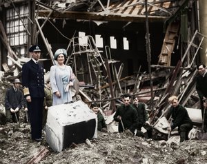 De koning en koningin inspecteren bomschade, Buckingham Palace, Londen, WOII, 1940 door Unbekannt