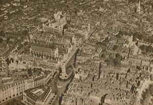 Het hol van de wet zoals weinig Londenaren het ooit zien: De Tempel en de Gerechtsgebouwen, ca. 1935 door Unbekannt