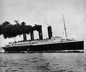 De Lusitania op volle snelheid, 1915 door Unbekannt