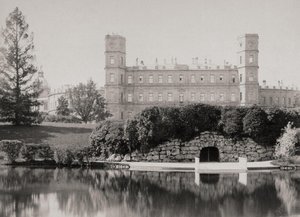 De hoofdgevel van het paleis in Gatchina, 1870s-1880s