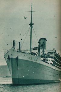 De majesteit van een grote lijnboot - De Orion voor anker, 1937 door Unbekannt