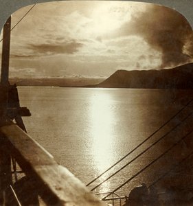 De Middernachtzon in juli boven kliffen van Spitsbergen en de Noordelijke IJszee, ca. 1905 door Unbekannt