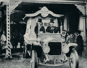 De motor-lijkwagen in oosterse kledij, c1935 door Unbekannt