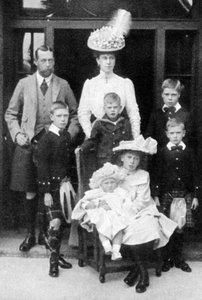 De prins en prinses van Wales en hun kinderen, Abergeldie, Schotland, 1906