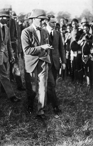 De Prins van Wales en een groep Usuta-dansers, Zululand, 1925