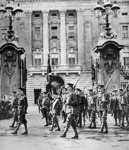 De Prins van Wales aangesteld bij de Grenadier Guards, Londen, augustus 1914 door Unbekannt