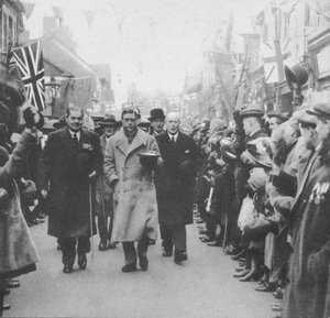 De Prins van Wales begroet door de mensen van Porth, Glamorgan, tijdens een bezoek aan Wales, 1932 door Unbekannt