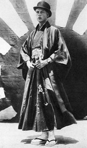 De Prins van Wales in Japanse kleding, Japan door Unbekannt