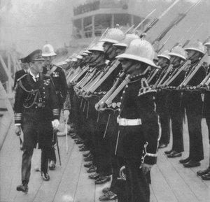 De Prins van Wales inspecteert mariniers in Portsmouth, Hampshire, 1921