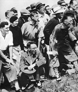 De Prins van Wales rookt een pijp op het Open Golfkampioenschap, St Andrews, ca. 1930s door Unbekannt