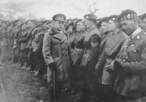 De Prins van Wales in gesprek met een Britse soldaat aan het front, Eerste Wereldoorlog, ca. 1914-ca. 1918, 1936