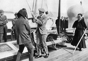 De Prins van Wales test een Japans schermhelm, Japan door Unbekannt