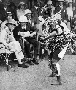 De Prins van Wales kijkt naar een traditionele dans, Freetown, Sierra Leone