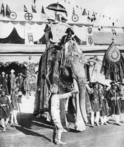 De Prins van Wales met de Maharadja van Gwalior tijdens zijn Indiase tour, 1921 door Unbekannt