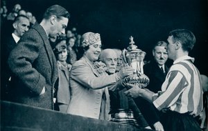 De koningin presenteert de beker, 1937