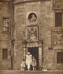 De Koningin bij Haar Oude Huis, Glamis Castle, c1936 1937 door Unbekannt