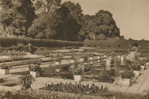 De Rust van de Nederlandse Tuin bij Kensington Palace Bewaakt Door Gesloten Poorten, ca. 1935 door Unbekannt