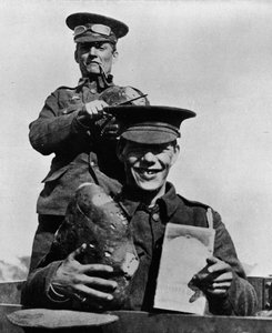 De Soldaat en zijn Rantsoenen: Een foto genomen in een van de Britse kampen in Frankrijk, 1914 door Unbekannt